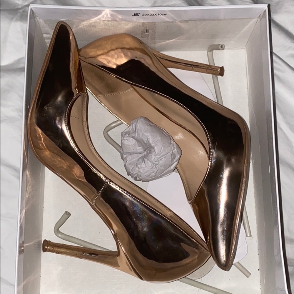 GOLD HEEL